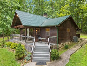 Exterior - Gorgeous Luxury Chalet. Huge See-Thru Stone Fireplace. Private, Hot Tub, Wi-Fi. (Campton)