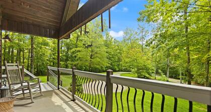 Gorgeous Luxury Chalet. Huge See-Thru Stone Fireplace. Private, Hot Tub, Wi-Fi.