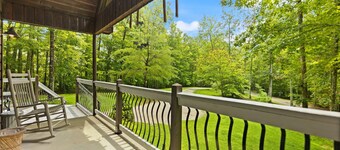 Gorgeous Luxury Chalet. Huge See-Thru Stone Fireplace. Private, Hot Tub, Wi-Fi.