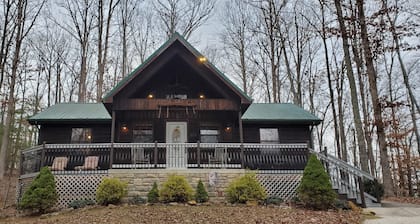 Gorgeous Luxury Chalet. Huge See-Thru Stone Fireplace. Private, Hot Tub, Wi-Fi.