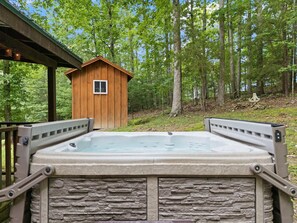 Outdoor spa tub - Gorgeous Luxury Chalet. Huge See-Thru Stone Fireplace. Private, Hot Tub, Wi-Fi. (Campton)
