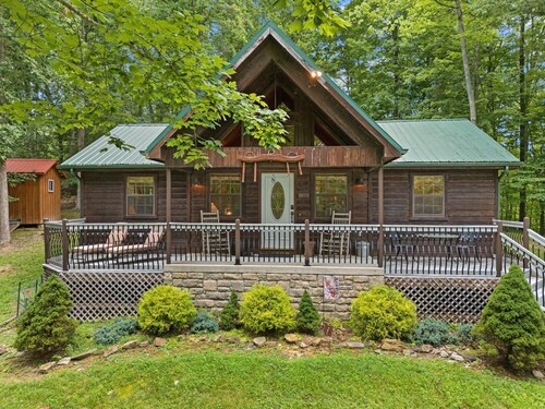 Gorgeous Luxury Chalet. Huge See-Thru Stone Fireplace. Private, Hot Tub, Wi-Fi.