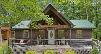 Gorgeous Luxury Chalet. Huge See-Thru Stone Fireplace. Private, Hot Tub, Wi-Fi.