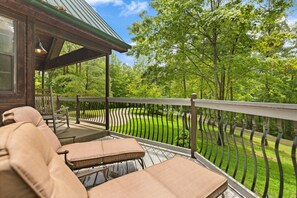 Terrace/patio - Gorgeous Luxury Chalet. Huge See-Thru Stone Fireplace. Private, Hot Tub, Wi-Fi. (Campton)