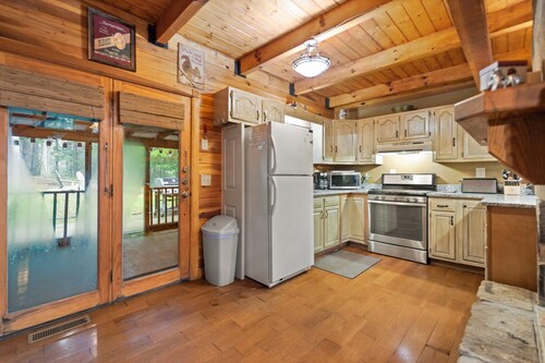 Gorgeous Luxury Chalet. Huge See-Thru Stone Fireplace. Private, Hot Tub, Wi-Fi.