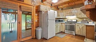 Gorgeous Luxury Chalet. Huge See-Thru Stone Fireplace. Private, Hot Tub, Wi-Fi.