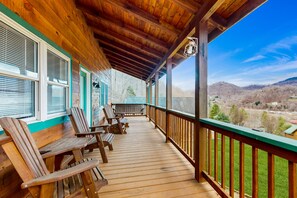 Terrace/patio - Serene mountain view home with wraparound deck, washer/dryer, & AC (Waynesville)