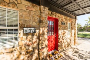 Exterior - Hickory St. Lodge @ the square! (Denton)