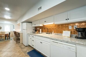 Private kitchen - Hickory St. Lodge @ the square! (Denton)