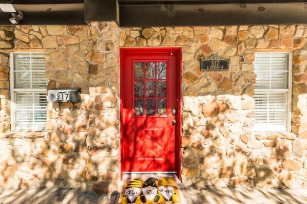 Exterior - Hickory St. Lodge @ the square! (Denton)