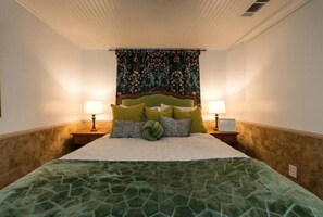 2 bedrooms, WiFi - Hickory St. Lodge @ the square! (Denton)