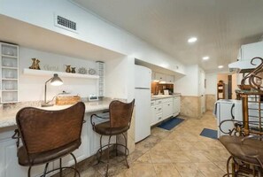 Private kitchen - Hickory St. Lodge @ the square! (Denton)