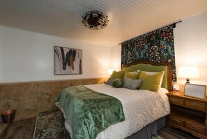 2 bedrooms, WiFi - Hickory St. Lodge @ the square! (Denton)