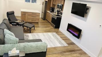 Smart TV, caminetto, libri