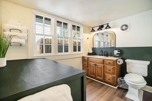 Sèche-cheveux, serviettes fournies, savon, shampoing