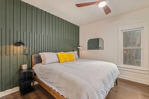 2 bedrooms, in-room safe, desk, iron/ironing board
