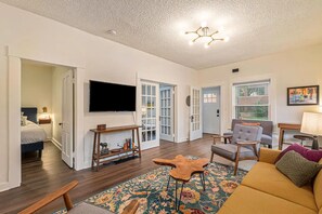 TV - Downtown Loveland Bungalow, charming, historic 2BR recently remodeled gem.
(Loveland)