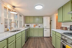 Kjøleskap, mikrobølgeovn, ovn og kokeplater