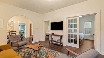 2 Schlafzimmer, Zimmersafe, Schreibtisch, Bügeleisen/Bügelbrett
