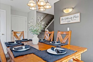 Dining - Point Royale - Walk to Pools*3 King Beds*Ping Pong (Branson)