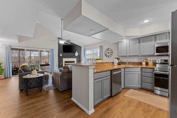 Fridge, microwave, oven, stovetop - Point Royale - Walk to Pools*3 King Beds*Ping Pong (Branson)