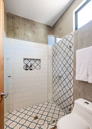 Shower - Dos Hijas Casita 3-Steps to the Main Surf Break (playa grande)