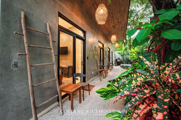 Terrace/patio - Dos Hijas Casita 2-Steps to the Main Surf Break (playa grande)