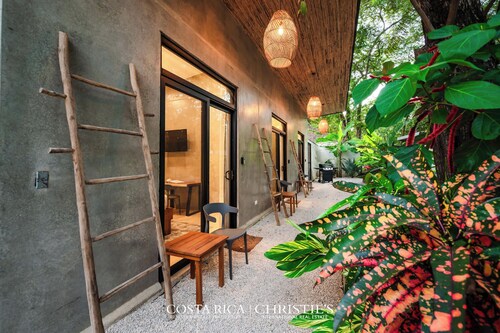 Dos Hijas Casita 2-Steps to the Main Surf Break