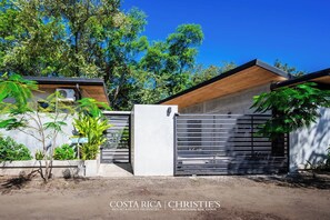 Exterior detail - Dos Hijas Casita 2-Steps to the Main Surf Break (playa grande)