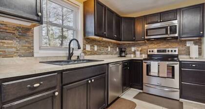 Valley Vista-Mins to Skyline Drive-HOT TUB- King-Queen Beds, Great location.
