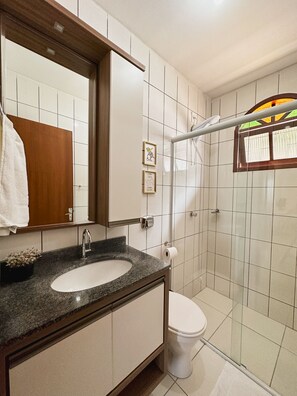 Douche, sĂšche-cheveux, serviettes fournies, savon