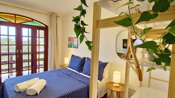 2 habitaciones, escritorio y tabla de planchar con plancha