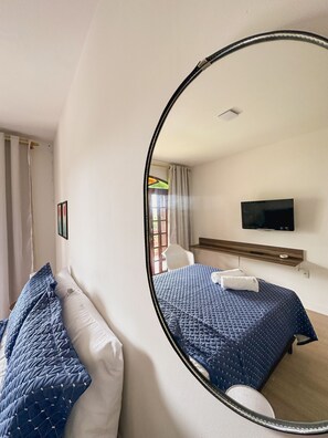 2 chambres, bureau, fer et planche Ă repasser, lit parapluie