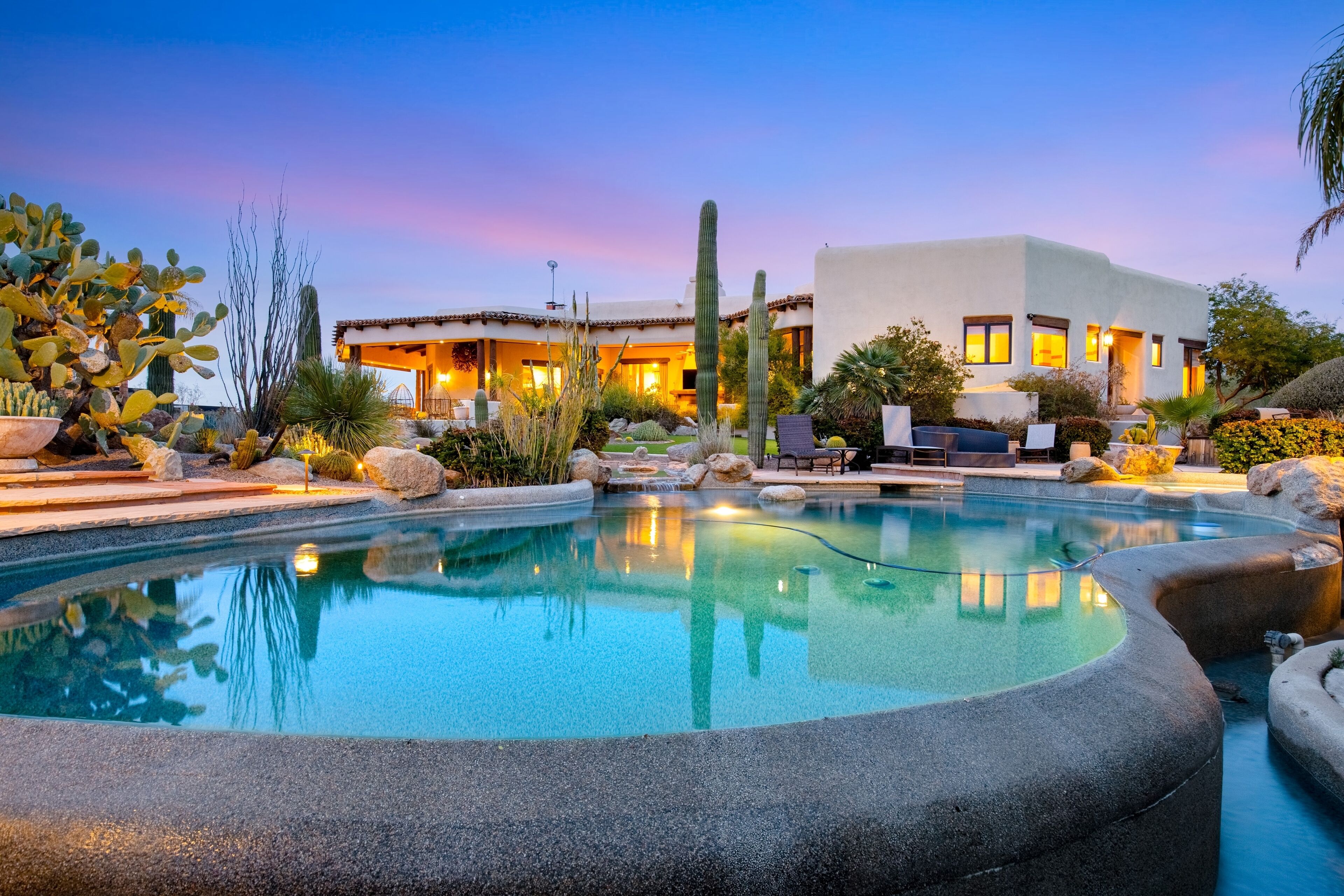 5-acre luxury oasis with pool, spa, entertainment, chef's kitchen & deluxe BBQ
