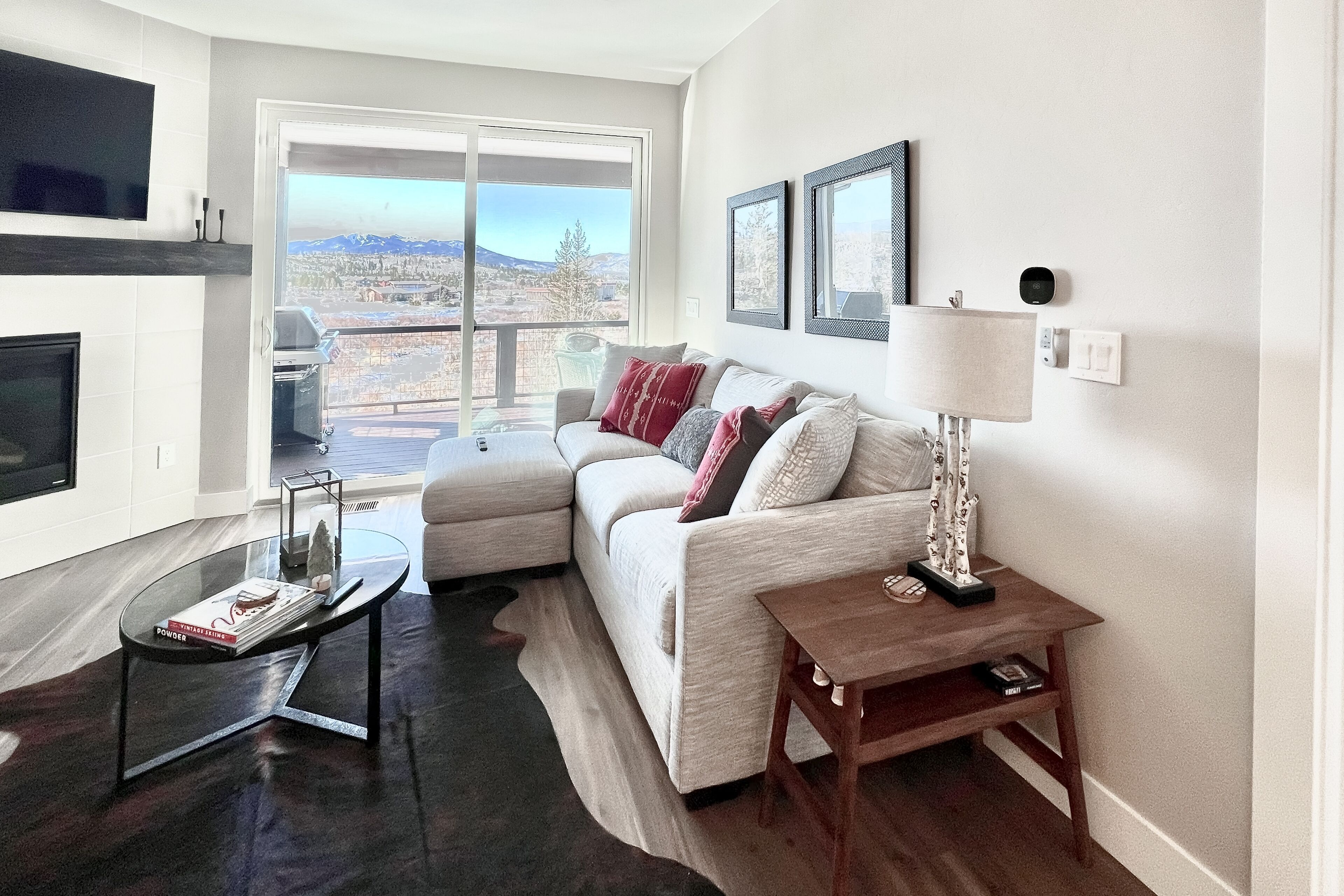 Newly built townhome with amazing mountain view, hot tub & 2-story deck