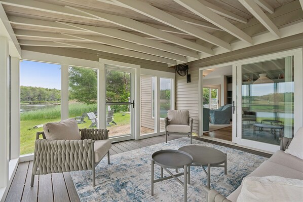 Smart TV, fireplace, books, offices - Renovated! Tidal River Views!- Walk to Gooch's Beach- Pet Friendly! (Kennebunk)