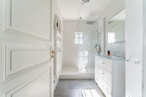 Douche, articles de toilette gratuits, sèche-cheveux