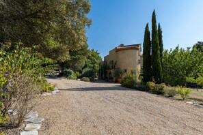 Exterior - Provencal bastide with heated pool near Alpilles and Luberon (Vernègues)