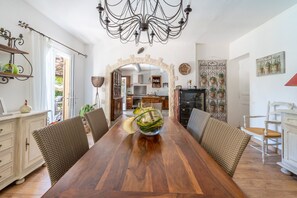 Dining - Provencal bastide with heated pool near Alpilles and Luberon (Vernègues)