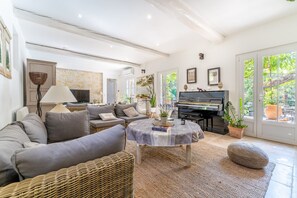 TV, fireplace - Provencal bastide with heated pool near Alpilles and Luberon (Vernègues)