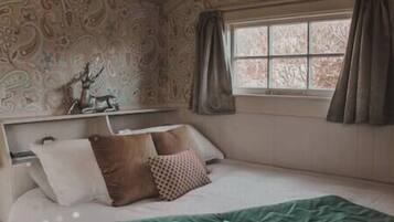 1 bedroom, travel cot, WiFi, bed sheets