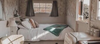 Shepherds Hut with Farmland & Mountain Views Fox Glacier