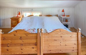 3 bedrooms, travel cot
