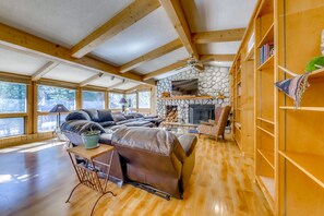 تلفزيون، مدفأة، كُتُب