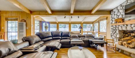 Fernseher, Kamin, Bücher