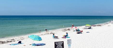Una playa cerca, sillas reclinables de playa