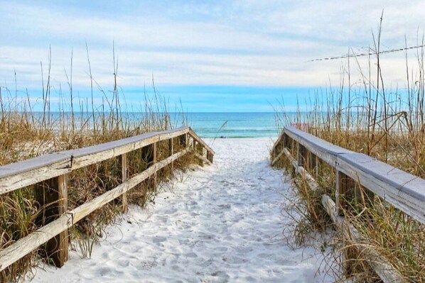 Beach nearby, sun-loungers - Tropical beach barn 2 blocks from the white sand beaches! (Gulf Shores)