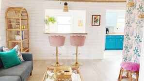 Smart TV, fireplace - Tropical beach barn 2 blocks from the white sand beaches! (Gulf Shores)