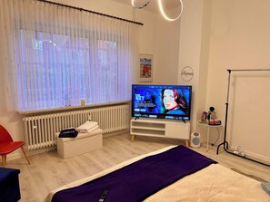 2 slaapkamers, een bureau, een strijkplank/strijkijzer, reisbedje