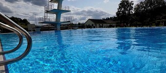 Zwei Schlafzimmer im ländlichen Grünen.